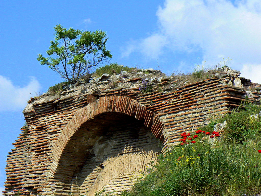 The old city walls of Iznik